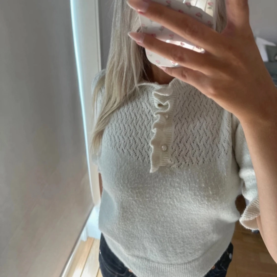 Vit stickad tröja med volangdetalj - 2