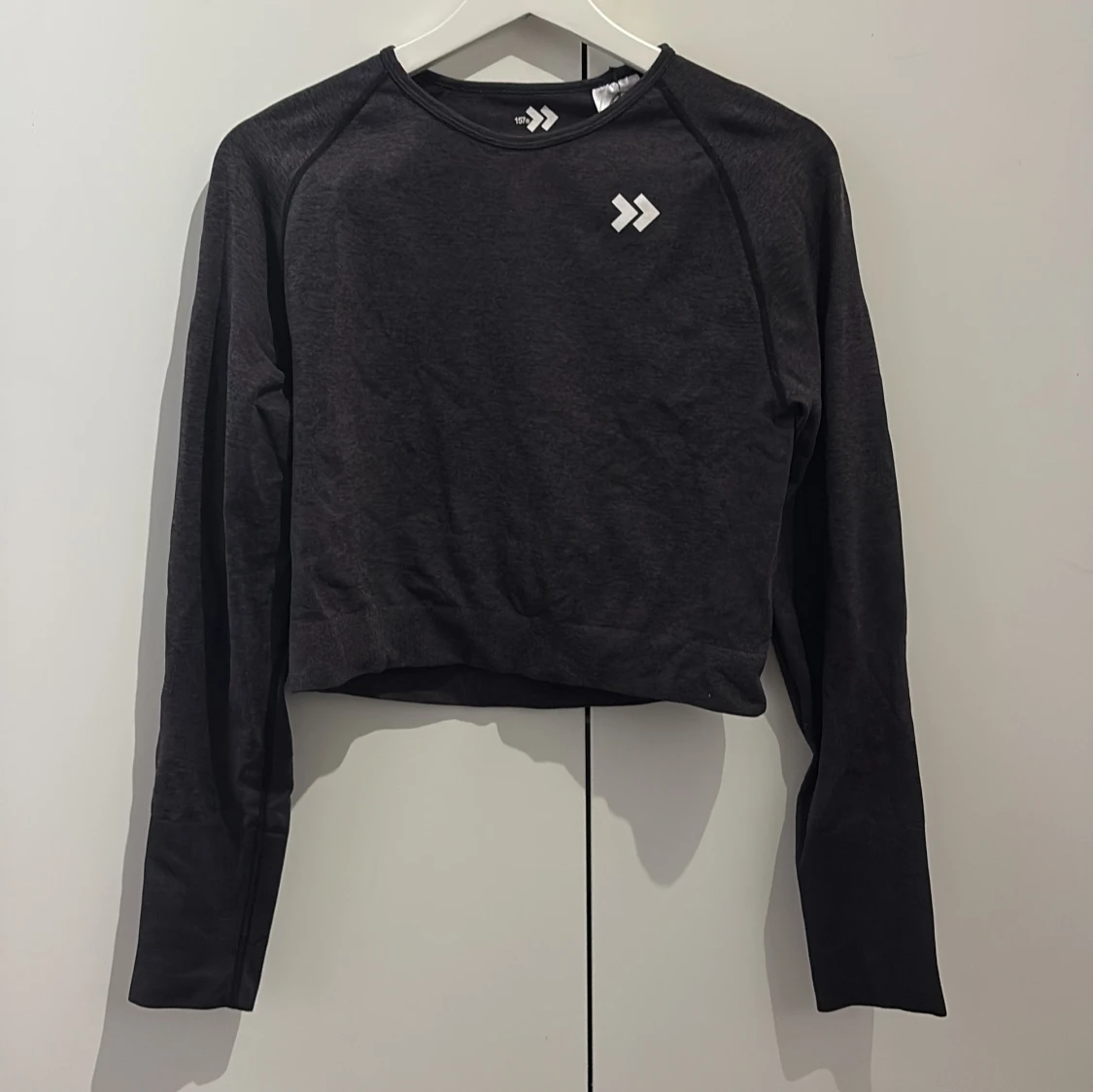 Svart långärmad croppad träningstopp