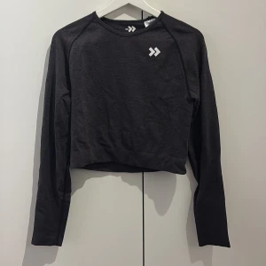Svart långärmad croppad träningstopp - Svart tränings topp från Lager