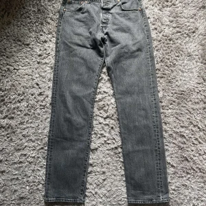 Levi's 501 grå jeans - Levis 501, i bra skick! 