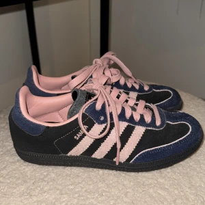 Adidas Samba  - ADIDAS SAMBA!! Endast använda 1 gång, nyskick!!! Så snygga men passar inte min stil därav tänker jag att de kommer komma hos mer användning hos någon annan 💖💖💖💖