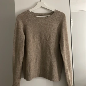 Beige stickad tröja - beige stickad tröja från vero Moda i strlk S