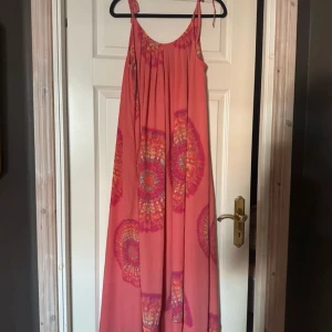 Klänning - Helt ny, M fast sitter som en L