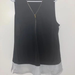 Pusero XL - Mustavalkoinen kiva pusero. Edessä olevan vetuketjun saa myös ylösasti kiinni. Koko XL. Kaikai n 54cm, pituus n 67cm. Eläintalous MMM, lisätietoja saa kysymällä Katso myös muut ilmoitukseni Tarjoa 