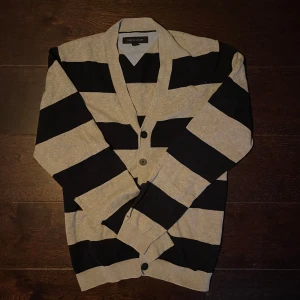 Tommy Hilfiger cardigan  - Hej säljer nu denna tvär snygga Tommy Hilfiger cardiganen som är i storlek medium. Skick 9/10 inga hål eller fläckar. Kom dm för mer frågor och funderingar ☺️🙌