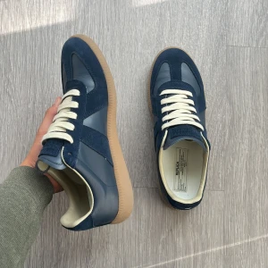 Maison Margiela Gats  - Säljer dessa feta skor från Maison margiela. De är som ny och är använd en gång, skorna är marinblå och riktigt snygga för både utekvällar och vanliga outfits! Hör av er vid minsta funderingar 