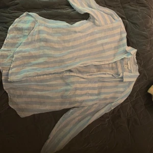 Randig linneskjorta från H&M XS - Köpt för runt ett år sen för ca 300sek, provad men aldrig använd säljer pga passar mig inte! Står strl xs men väääldigt oversize så passar s-m. Skriv för fler bilder/frågor, pris kan diskuteras 💞