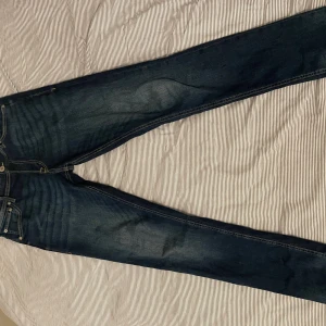 Jack & Jones (Slim Glenn 33/34) - Tja! Säljer nu ett par riktiga pangjeans i en riktigt snygg färg!!! Dem är i riktigt bra skick och har inga tecken på användning.