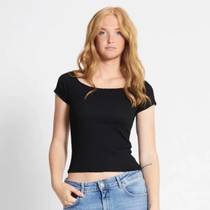 VIT!!!! Top - VIT ribbad topp, kan bäras off shoulder eller naturligt med U - ringat.