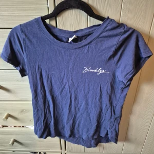 Marinblå t-shirt Gina Tricot - Snygg marinblå t-shirt från Gina Tricot💖💓💞