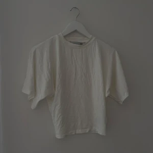 Tshirt vit - Fitted tshirt lager 157, storlek XS, tvättas innan den skickas🩷endast provad