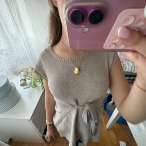 Beige stickad topp - En supermysig topp som man kan ha på sig på massa olika sätt! Kort i ärmarna och rund i kragen. Säljer då den inte kommer till användning!!💗🌸Osäker på märke och storlek men skulle säga att den passar xs/s