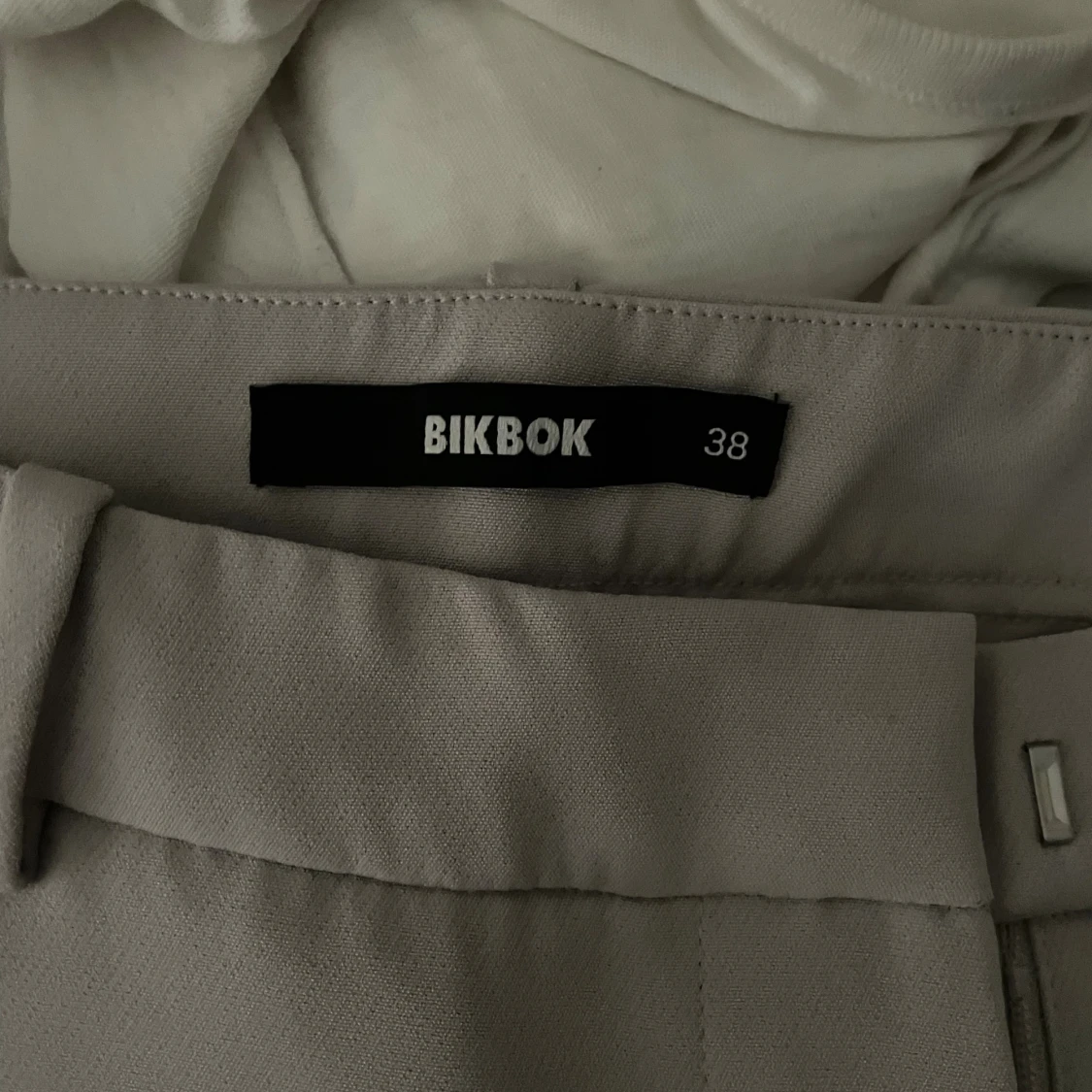 Beiga kostymbyxor från BikBok - 1