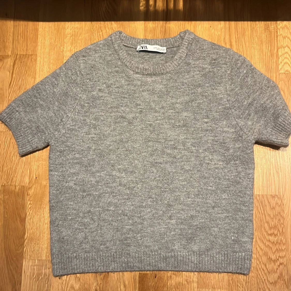 Grå stickad kortärmad tröja från Zara - 3