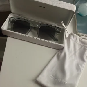 buda!!!💕💕 - jätte fina chimi solglasögon i storlek 04 och i färgen grå. säljer då de inte kommer till användning! har tyvärr inte kvar orginal boxen men fodral och påse finns.