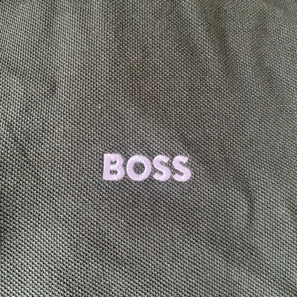 Grön BOSS pikétröja med vit logga - 2