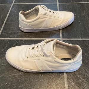 Vita sneakers från Polo Ralph Lauren -  Vita sneakers från Polo Ralph Lauren i storlek 44