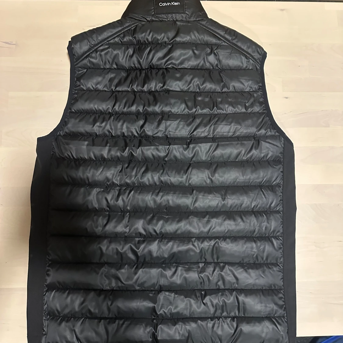HELT NY Svart dunväst från Calvin Klein - 4