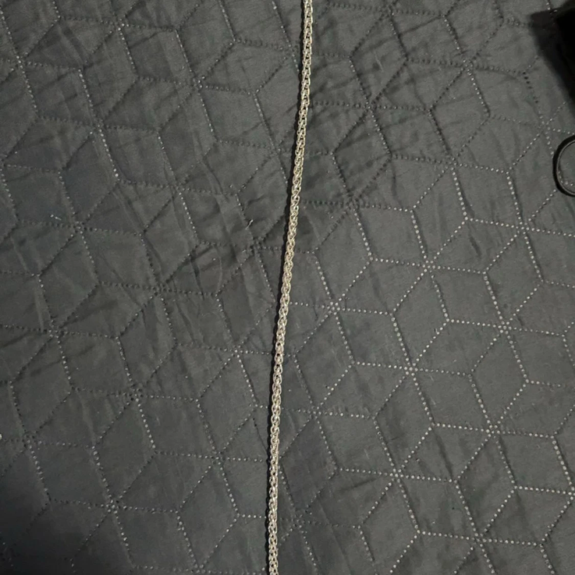 Flätat silverfärgat halsband