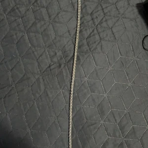 Flätat silverfärgat halsband - Säljer ett snyggt halsband i silverfärg med flätad kedja. Kedjan har en robust och stilren design som passar perfekt till din streetstyle eller för att lyfta en enkel outfit. Lås i ena änden för enkel användning.