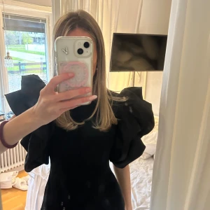 Svart tröja med puffärmar från CC - Supersnygg svart tröja från CC med stora fina puffärmar. Tröjan har en figurnära passform och rund halsringning. Perfekt för dig som vill sticka ut med en cool och trendig look.