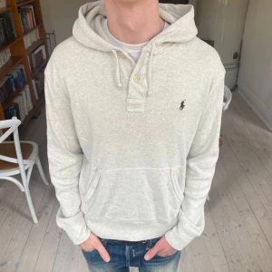 Ralph Lauren hoodie - Sjukt najs Ralph Lauren hoodie / cardigan i mycket fint skick 🙌 Storlek S, skriv vid fråga 👍 Tröjan är lite grå men nästan lite beige 