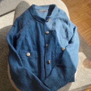 Kofta - Söt kofta med guld knappar från primark