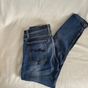 Nudie Jeans - Säljer ett par slim blå nudie jeans. W32 L32