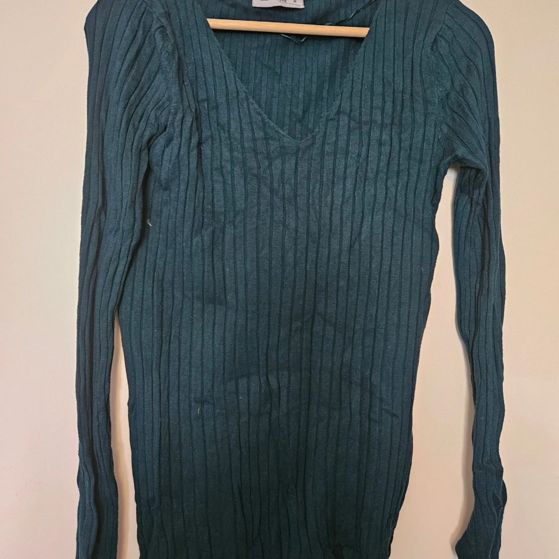 Mörkgrön ribbad tröja från Janina