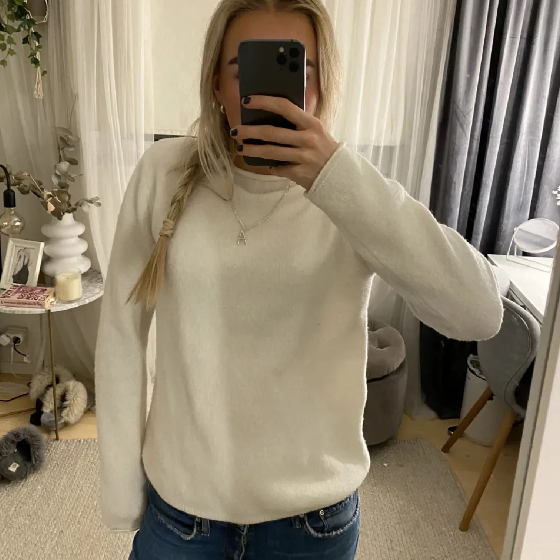 Vit stickad tröja med rund hals - 1