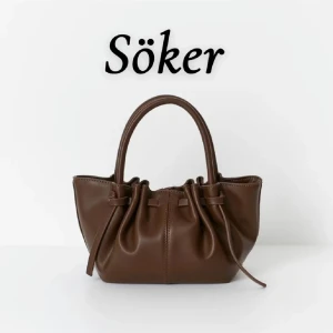 Strap detail crossbody bag - SÖKER!! Dena väskan från Gina tricot. Hör gärna av dig om du vill sälja💖💖