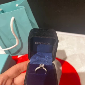 Tiffany & Co | Women’s silver ring - ✅ Perfect condition  – Brand new, never worn  💯 100% Authentic products only 📦 Fast shipping ♻️ Shop sustainably, look sharp.  REMINDER: Items can be used and please note that we only resell used clothes we buy online (some are brand new).   We will always tell our customers before buying if item has stains or is damaged. Returning is always possible  Bought in here. If you have anything authentic to sell, let us know because we also buy and sell on here🙂  Thank you!
