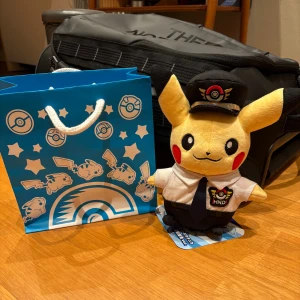 Svart pilotkeps Pokémon Center HND - Säljer en svart pilotkeps från Pokémon Center, inspirerad av Pikachu-piloten från Haneda Airport-kollektionen. Kepsen har broderad logga med vingar och Pokéboll samt HND-detalj framtill. Perfekt accessoar för Pokémon-fans som vill sticka ut.