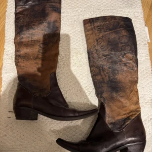 Bruna Prialpas gomma stövlar 37 - Bruna Prialpas gomma stövlar med spetsig kant. Sköna o unik design på dem