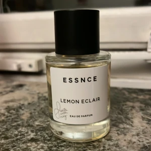 Lemon eclair essence - Min absoluta favorit parfym. Söt utan att vara för söt. Men du kommer verkligen lukta citron bakelse med den här parfymen. Limited edition. Finns inte att få tag i längre. 