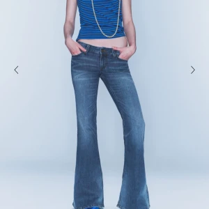 Blå bootcut jeans med låg midja - Snygga blå jeans med bootcut-modell och låg midja. Slutsålda. Bara använd 1 gång. Storlek w26 l32.