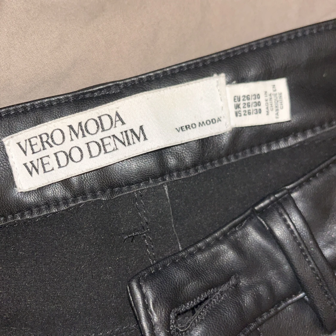 Svarta skinnbyxor från Vero Moda - 3