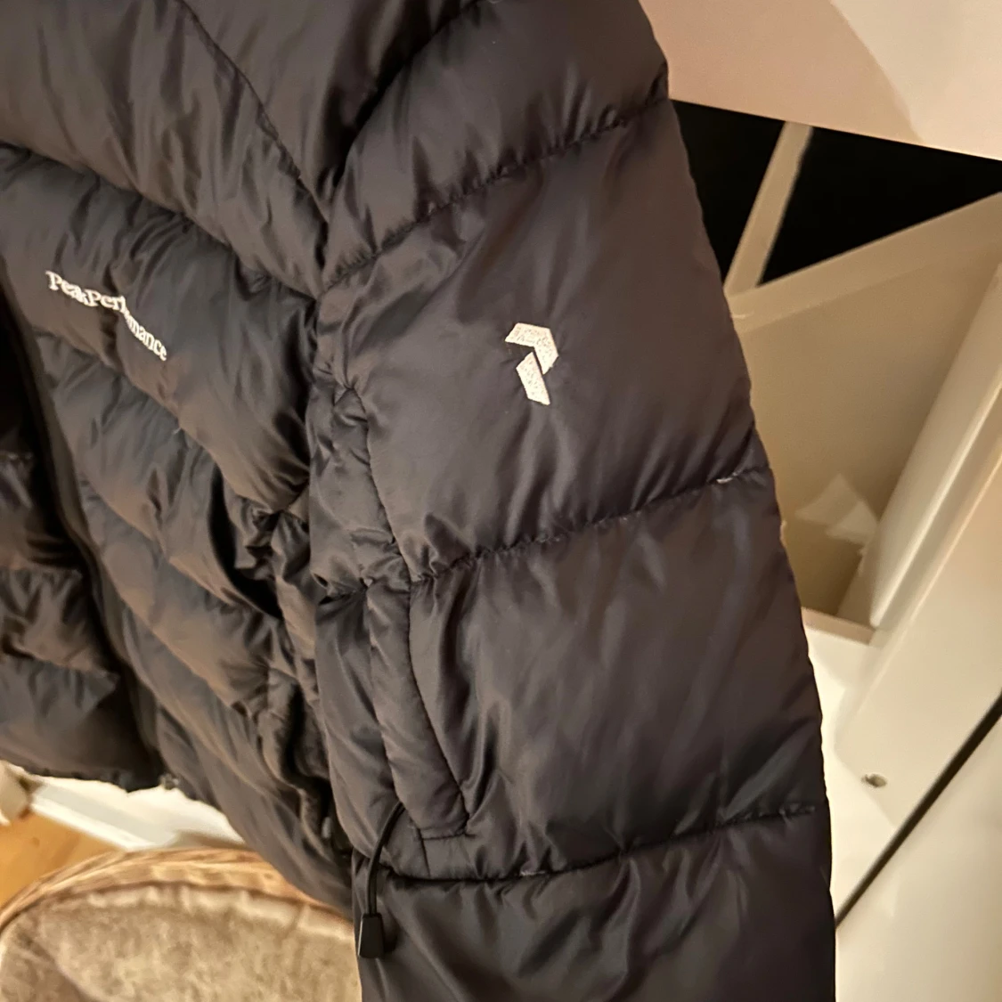 Svart Peak Performance pufferjacka S - 2