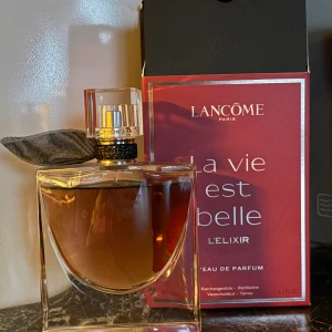Lancome La Vie Est Belle Elixir - Trendig parfym från Lancome, La Vie Est Belle L'Elixir. Refillbar flaska, 50 ml. Perfekt för dig som vill sticka ut med en ikonisk doft från Paris.