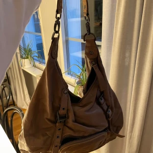 Y2K vintage handväska  - Så fin brun vintage väska, är använd men för flera år sedan. Pris kan diskuteras.