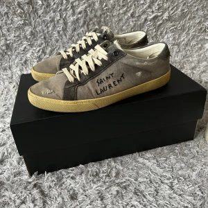 Saint Laurent Court Classics - Säljer ett par sköna SL skor som är riktigt svåra att få tag på med alla orginal tillbehör! | Fint skick på skorna förekommer tecken på användning som kan ses på bilderna! | Ställ gärna frågor innan du köper!