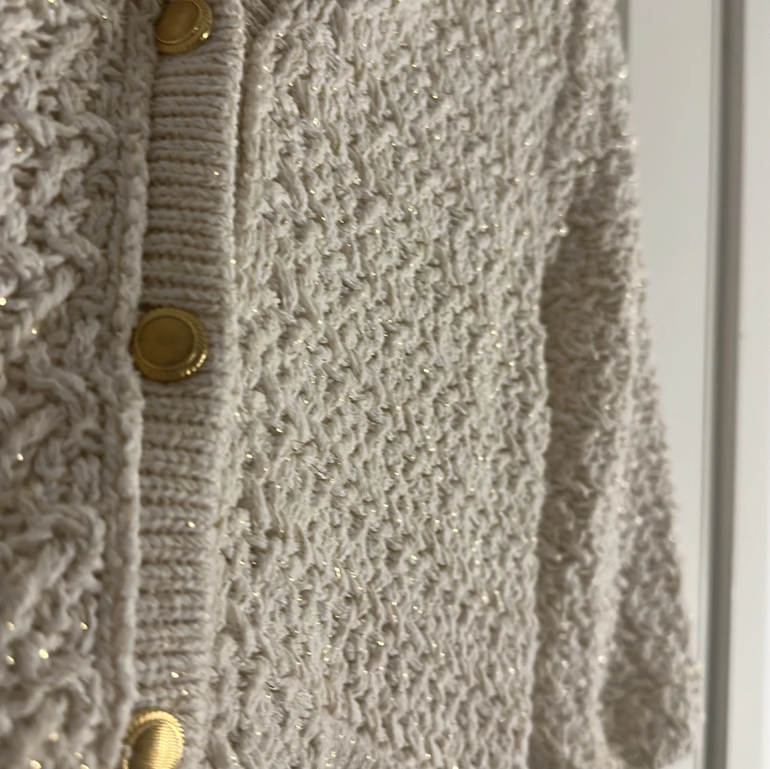 Beige stickad kofta från Zara med guldknappar - 1