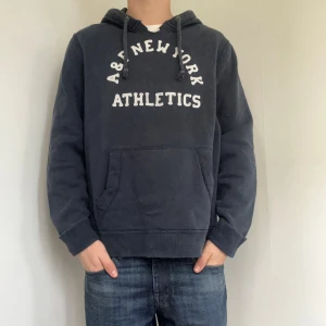 Mörkblå hoodie Abercrombie & Fitch - Hoodien är storlek L men passar mer som M/S. Modellen är 175 och väger 60 för referens. Skriv vid ytterligare frågor eller funderingar🤝