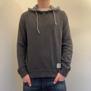 Abercrombie & Fitch hoodie - Hoodien är storlek M men passar mer som S. Modellen är 175 och väger 60 för referens. Skriv vid ytterligare frågor eller funderingar🤝