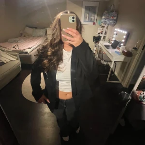 Svart kavaj - svart elegant kavaj som är helt ny med lapp på.