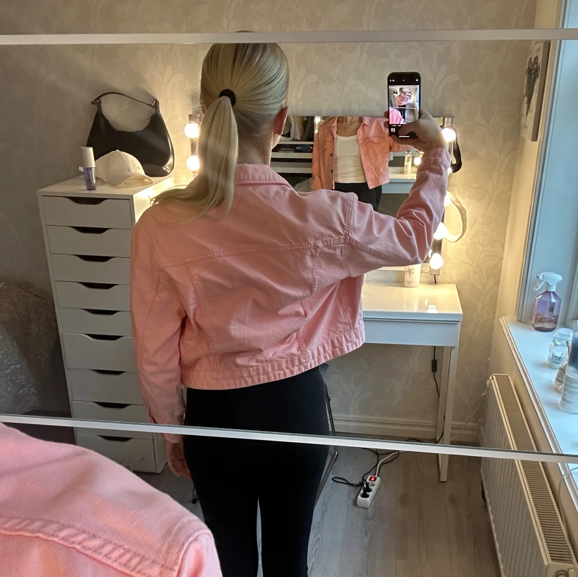 Croppad rosa jeansjacka från Gina Tricot - 2