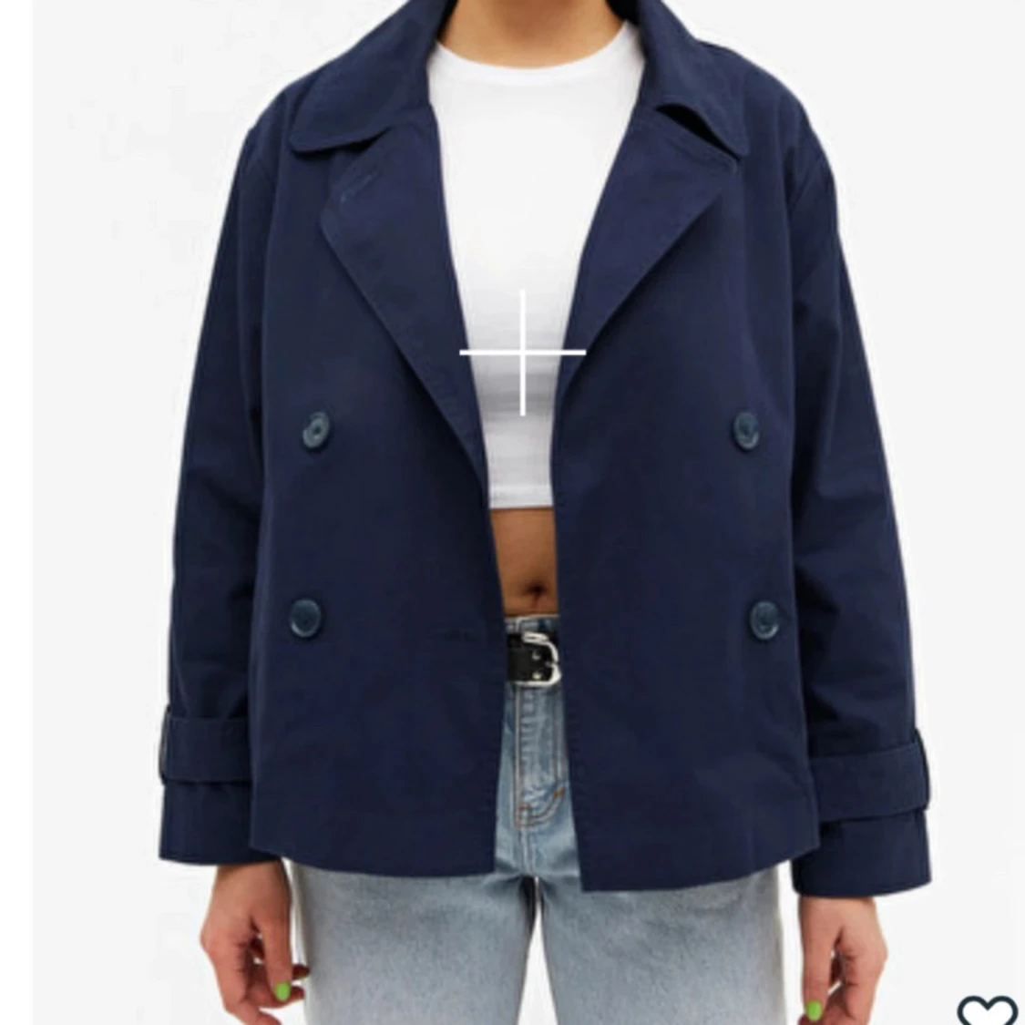 Mörkblå trenchcoat med knappar