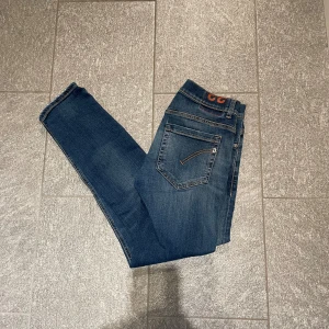 Dondup jeans George  - Dondups modell George. Snygga slitningar. Storlek 33. Finns mindre skada vid skrevet.