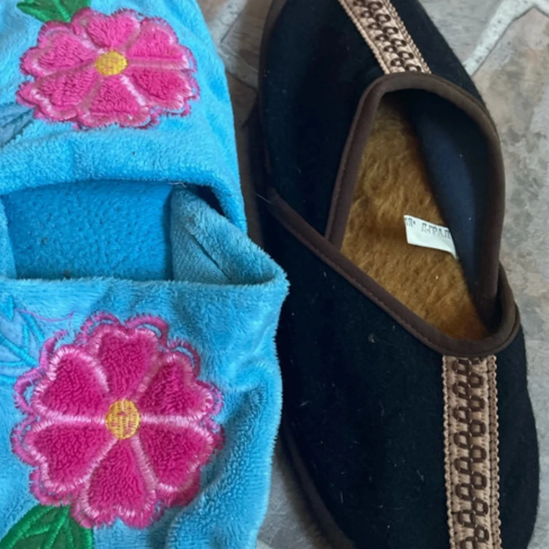 Fyra par olika stilar och storleker tofflor  - 1