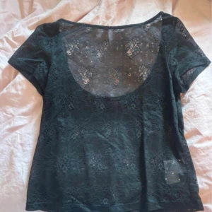 Spetstopp - Svart spetstopp med djup rygg